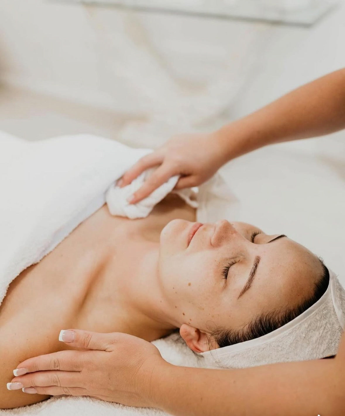 A customised skincare service designed to deep-clean, exfoliate, and nourish the skin. At Lillyrose Beauty.